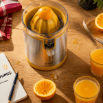 meilleur presse agrumes electrique inox et jaune avec oranges et jus