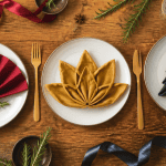 Pliage en serviette en papier facile sur assiettes