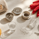 Déboucher douche produit avec outils et ingrédients