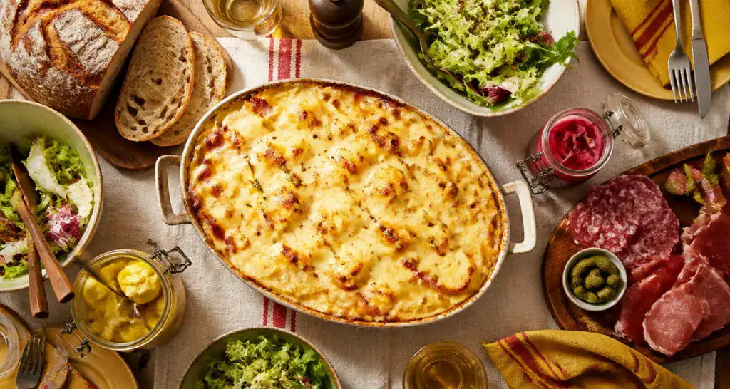 Tartiflette accompagnement avec salade, pain et pickles
