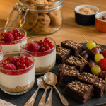 Dessert apéro dinatoire : mini-verrines cheesecake et bouchées sans couverts