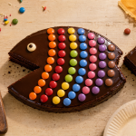 Gateau rigolo anniversaire poisson chocolat avec smarties écailles