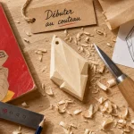 Sculture sur bois pour debutant : couteau, gabarit et bois tendre en atelier